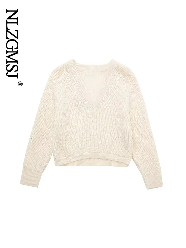 Пуловер женский осенне-зимний трикотажный с V-образным вырезом
Пуловер женский осенне-зимний трикотажный с V-образным вырезом