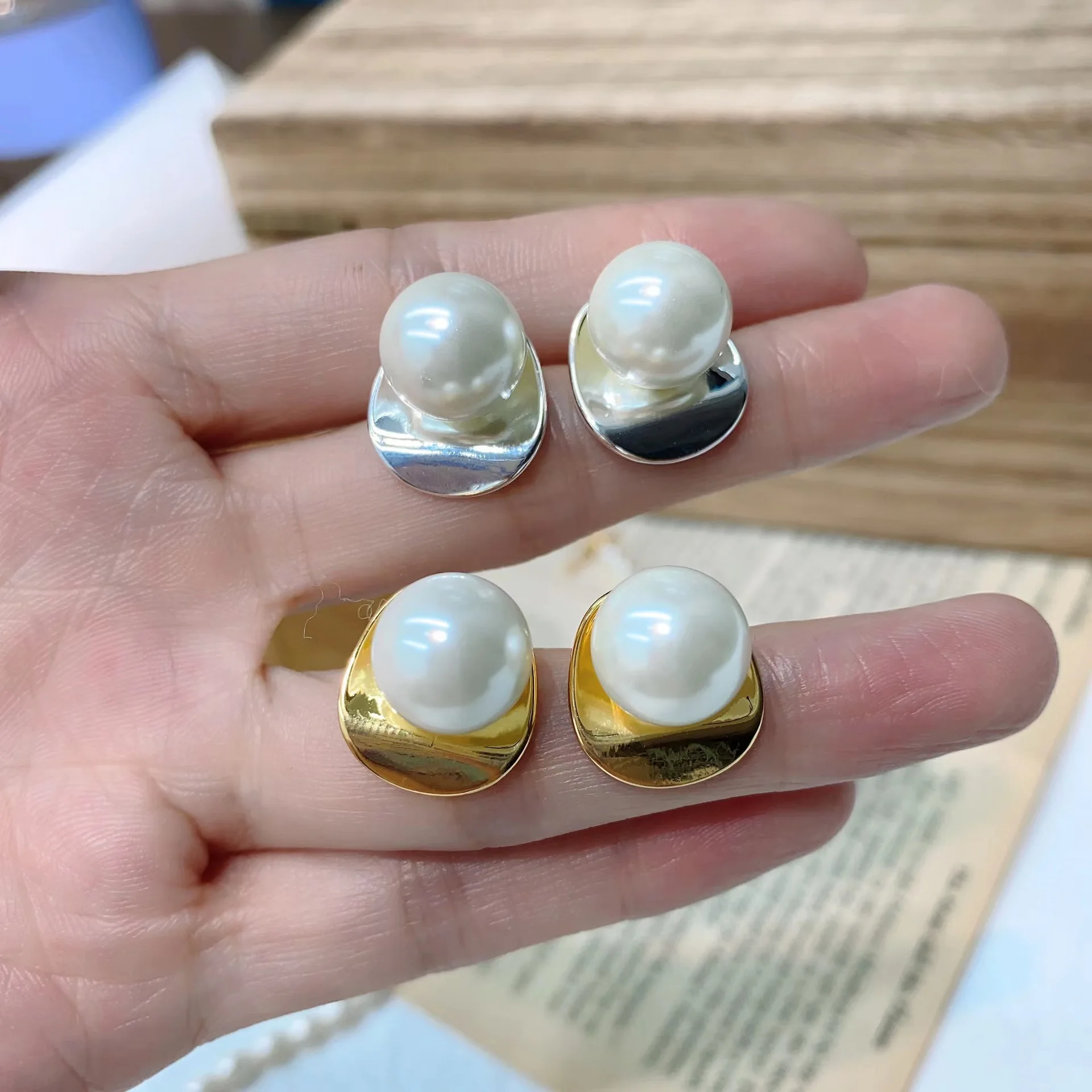 Fall/Winter New Western Antique Ball Pearl Earrings French High Sense Light Luxury Earings FemaleLady fashion jewellery
Fall/Winter New Western Antique Ball Pearl Earrings French High Sense Light Luxury Earings FemaleLady fashion jewellery