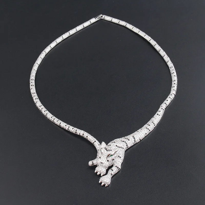 Titanium Steel Classic Spot Panther Necklace European Popular Green Eye Leopard Collar Couple Fashion Party Luxury Jewelry Gift
Titanium Steel Classic Spot Panther Necklace European Popular Green Eye Leopard Collar Couple Fashion Party Luxury Jewelry Gift