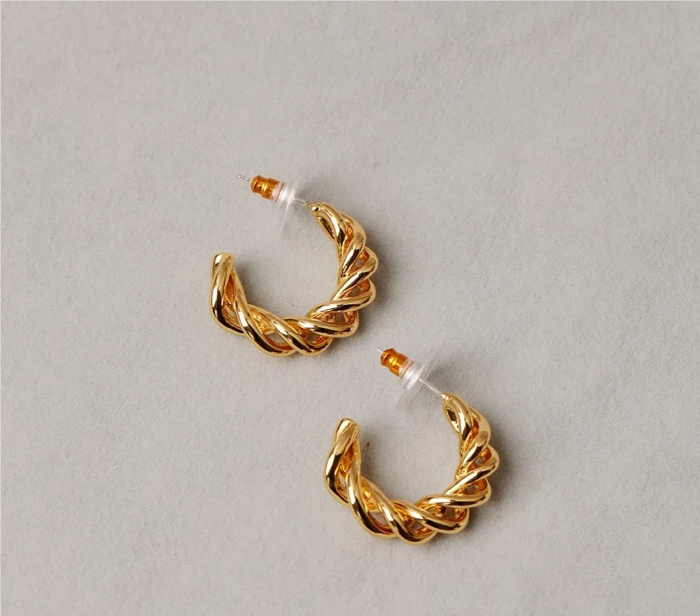 New 2022 Original Design High-protection Electroplated 18K Gold Curve Design Linear Knot Earrings
New 2022 Original Design High-protection Electroplated 18K Gold Curve Design Linear Knot Earrings