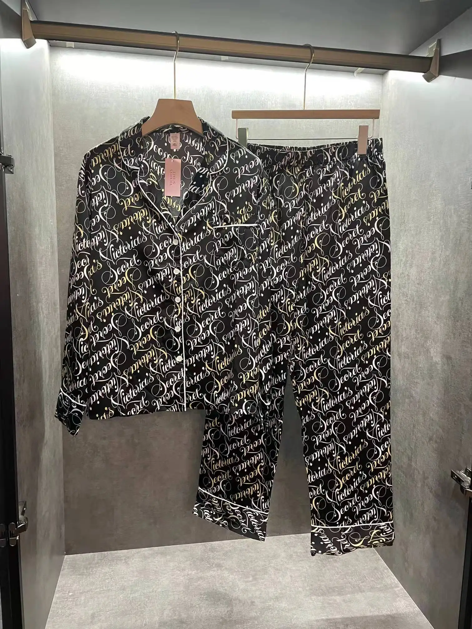 Осенняя атласная пижама из 2 предметов, черная Бриллиантовая, свободное нижнее белье, пижама, пижама, Женский пижамный комплект
Осенняя атласная пижама из 2 предметов, черная Бриллиантовая, свободное нижнее белье, пижама, пижама, Женский пижамный комплект