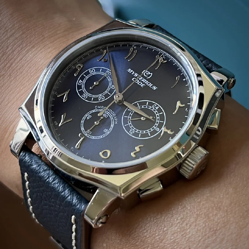 

Chronograph Watch Men VK63 Quartz Wristwatch Luxury 42mm Chrono Watches Arabic Numeral Dial Sapphire Glass Clock Mysterious Code