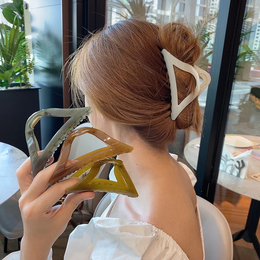 2022 New Triangle Plastic Hair Claw Clip For Women Girls Solid Barrettes Hairpin Crab Ladies Simple Fashion Hair Accessories
2022 New Triangle Plastic Hair Claw Clip For Women Girls Solid Barrettes Hairpin Crab Ladies Simple Fashion Hair Accessories