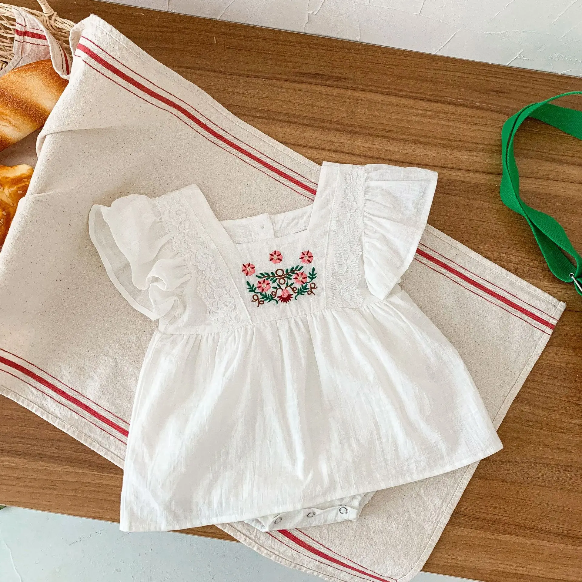 Baby triangle romper female treasure embroidery flower white jumpsuit princess little fairy ha skirt bag fart
Baby triangle romper female treasure embroidery flower white jumpsuit princess little fairy ha skirt bag fart