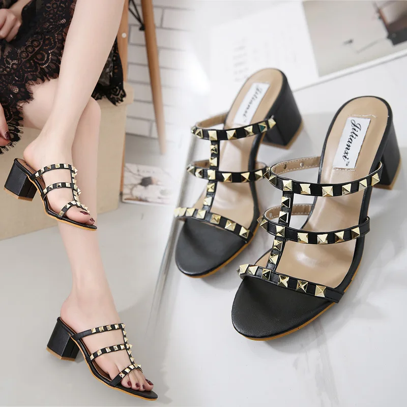 Small Fish Mouth Slippers Black Rivet High-heeled Sandals Thick Women's Shoes Middle Heel Cool
Small Fish Mouth Slippers Black Rivet High-heeled Sandals Thick Women's Shoes Middle Heel Cool
