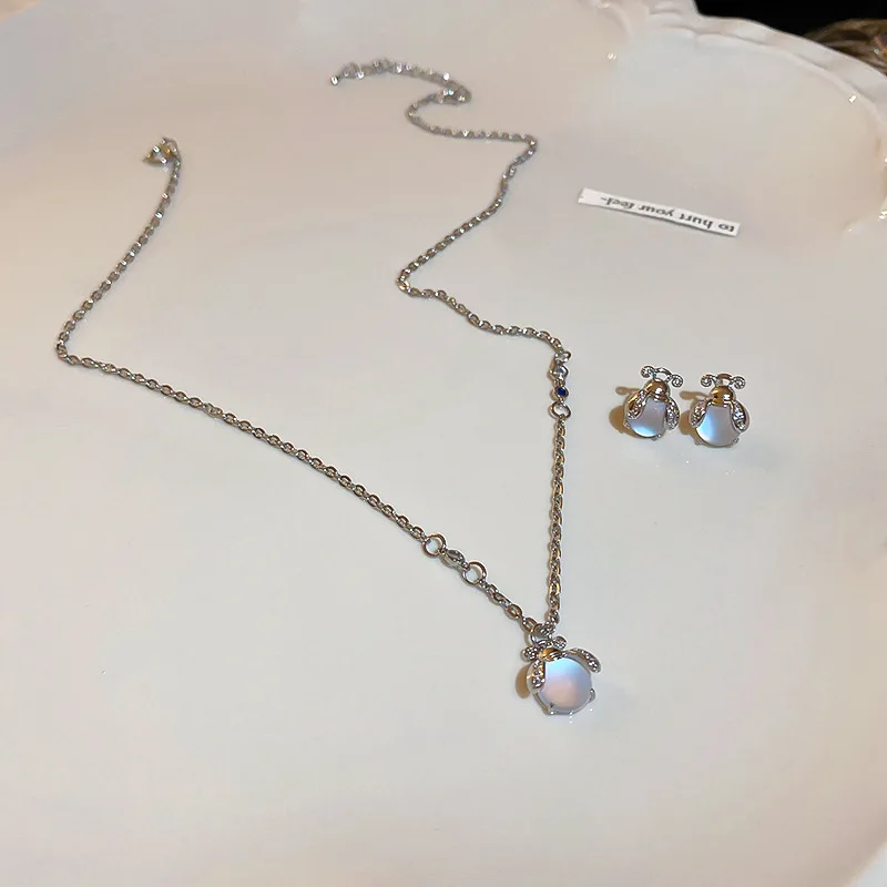 Diamond-studded firefly moonstone necklace earrings female summer light luxury niche all-match high-end collarbone chain
Diamond-studded firefly moonstone necklace earrings female summer light luxury niche all-match high-end collarbone chain