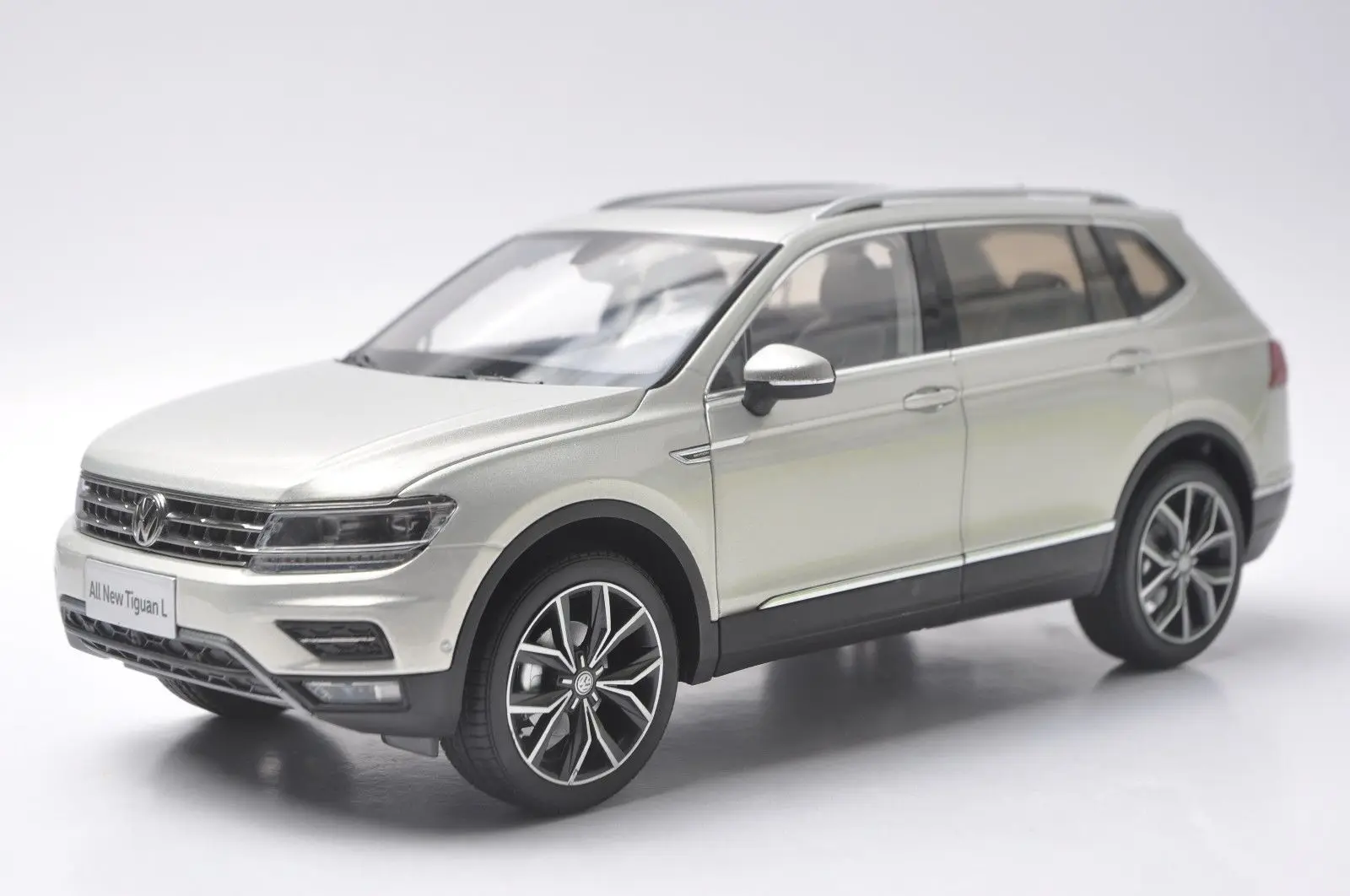 1:18 Diecast Model for Tiguan L 2017 Silver Alloy Toy Car Miniature Collection Gifts
1:18 Diecast Model for Tiguan L 2017 Silver Alloy Toy Car Miniature Collection Gifts