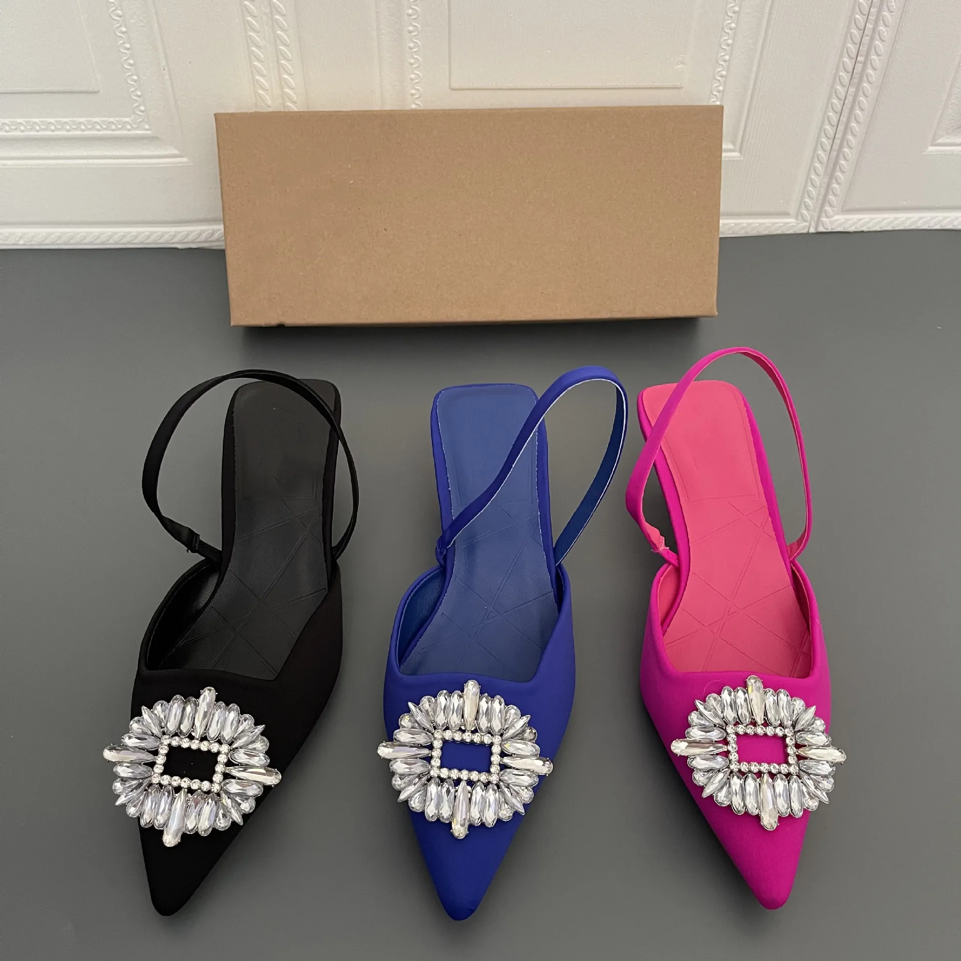 Summer high heel women's shoes rhinestone pointed toe black bright decoration slingback temperament mules stiletto sandals women
Summer high heel women's shoes rhinestone pointed toe black bright decoration slingback temperament mules stiletto sandals women