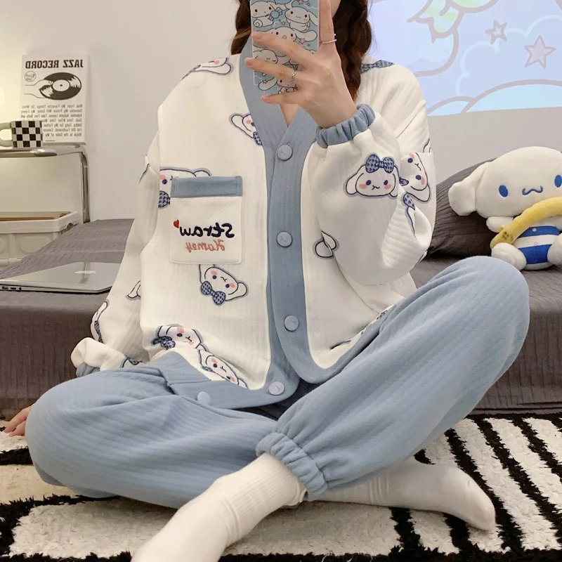 Sanrios Cinnamoroll PomPurin Kawaii аниме мультфильм воздух Хлопок Одежда для ухода за ребенком Зимняя Толстая свободная Пижама комплект женский подарок
Sanrios Cinnamoroll PomPurin Kawaii аниме мультфильм воздух Хлопок Одежда для ухода за ребенком Зимняя Толстая свободная Пижама комплект женский подарок