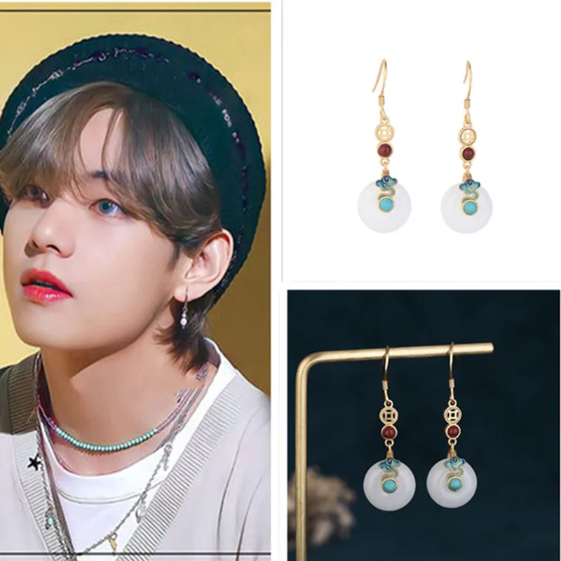 2022 Hallyu New V Kim Taehyung The Same Earrings Ping An Buckle Xiangyun Enamel Color Women's Jewelry Couples Holiday Gift
2022 Hallyu New V Kim Taehyung The Same Earrings Ping An Buckle Xiangyun Enamel Color Women's Jewelry Couples Holiday Gift