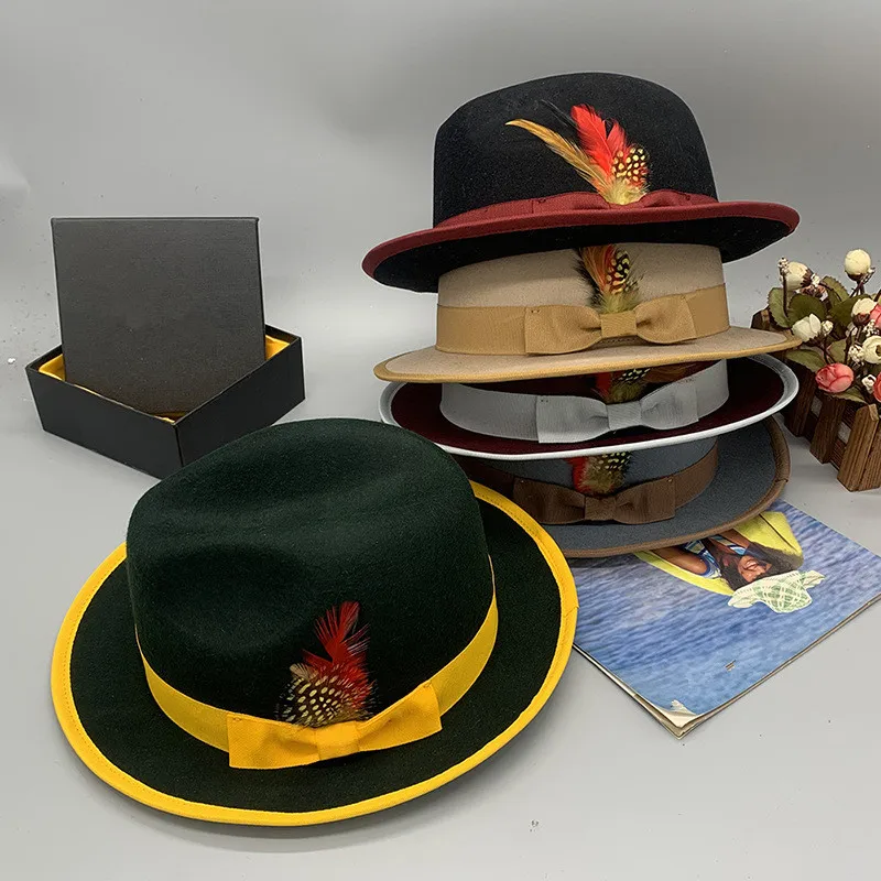 

Женская шляпа-федора с перьями и маленькими полями