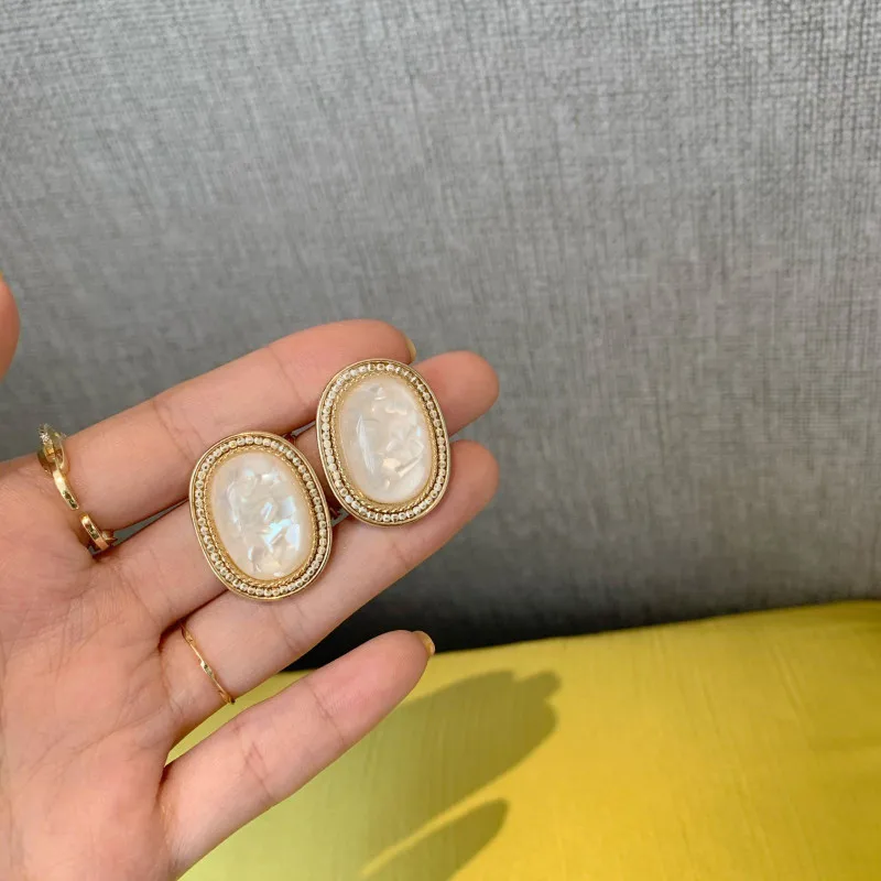 New Vintage Elegant Resin Oval Stud Earrings for Women Simple Clip On Earring Wedding Party Jewelry Boucle D'oreille Oorbellen
New Vintage Elegant Resin Oval Stud Earrings for Women Simple Clip On Earring Wedding Party Jewelry Boucle D'oreille Oorbellen