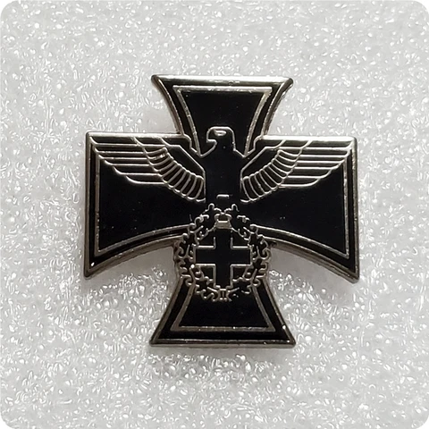 Немецкие металлические значки с крестом