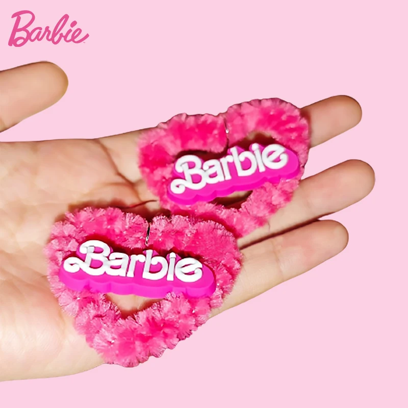 Miniso Барби розовые плюшевые серьги-гвоздики Y2K женские любовные Подвески модные серьги-клипсы для девочек аксессуары для наушников искусственные ювелирные изделия в подарок
Miniso Барби розовые плюшевые серьги-гвоздики Y2K женские любовные Подвески модные серьги-клипсы для девочек аксессуары для наушников искусственные ювелирные изделия в подарок