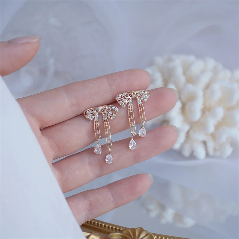 2022 Latest Fashion Women's Earrings Micro-set Zircon Design Bow Temperament Girl Earrings Zircon Water Drop Earrings
2022 Latest Fashion Women's Earrings Micro-set Zircon Design Bow Temperament Girl Earrings Zircon Water Drop Earrings