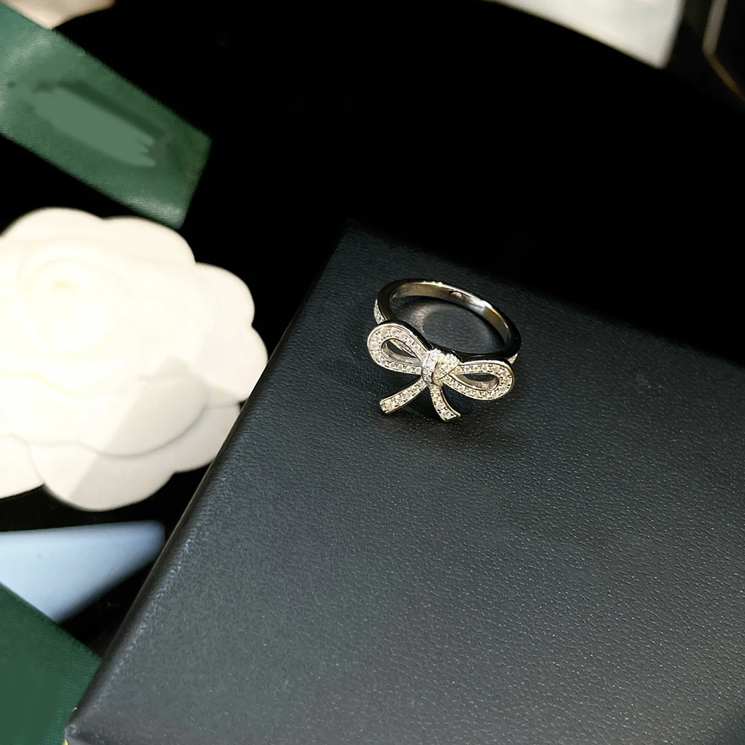 London Luxury Brand Jewelry High Quality 925 Sterling Silver Sweet Bow Ring Women's Ring Charm Gift
London Luxury Brand Jewelry High Quality 925 Sterling Silver Sweet Bow Ring Women's Ring Charm Gift