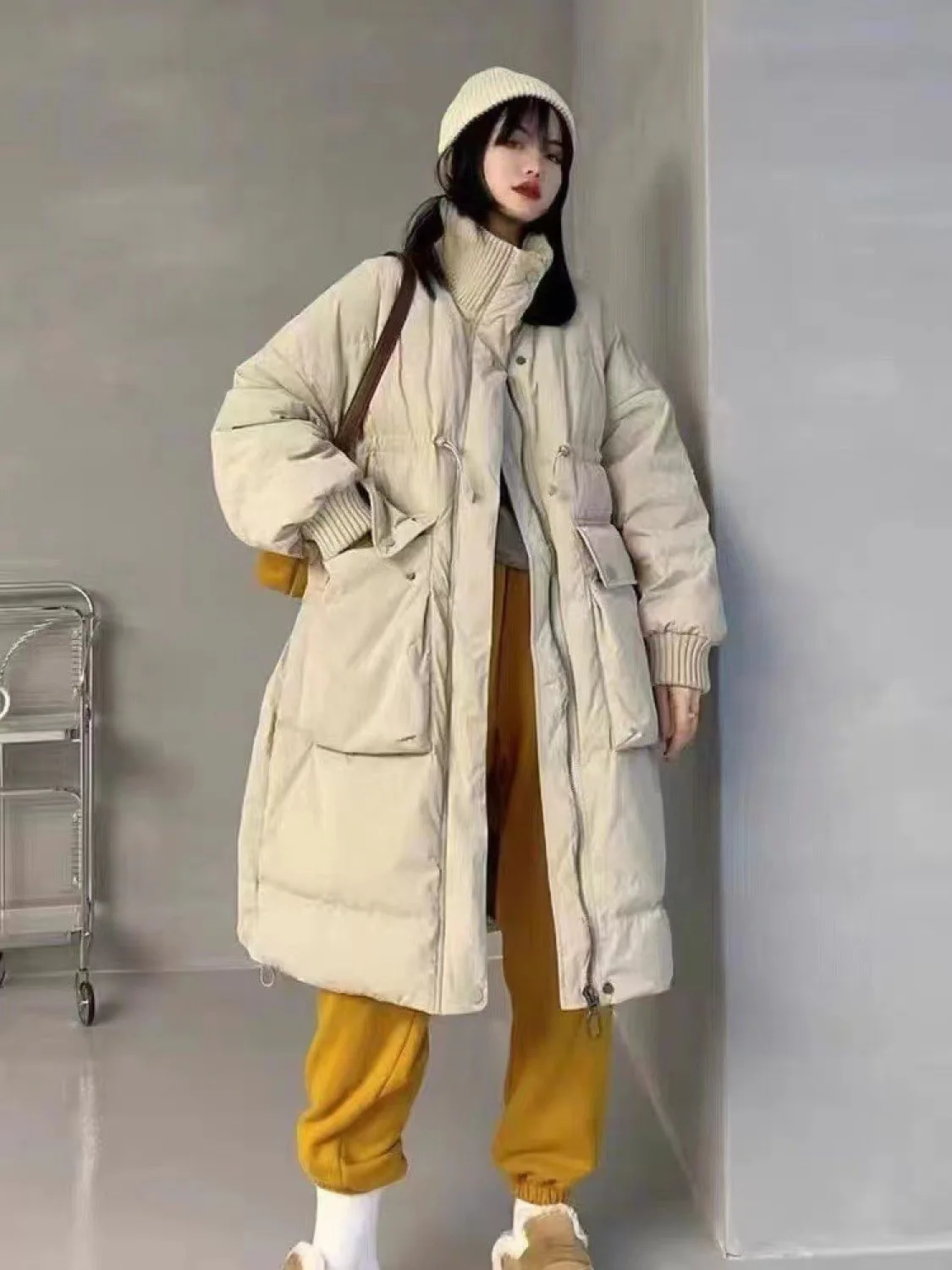 Winter coat 2022 Korean edition fashion knit stand collar high waist pull-out rope zipper mid-length large pocket down jacket
Winter coat 2022 Korean edition fashion knit stand collar high waist pull-out rope zipper mid-length large pocket down jacket