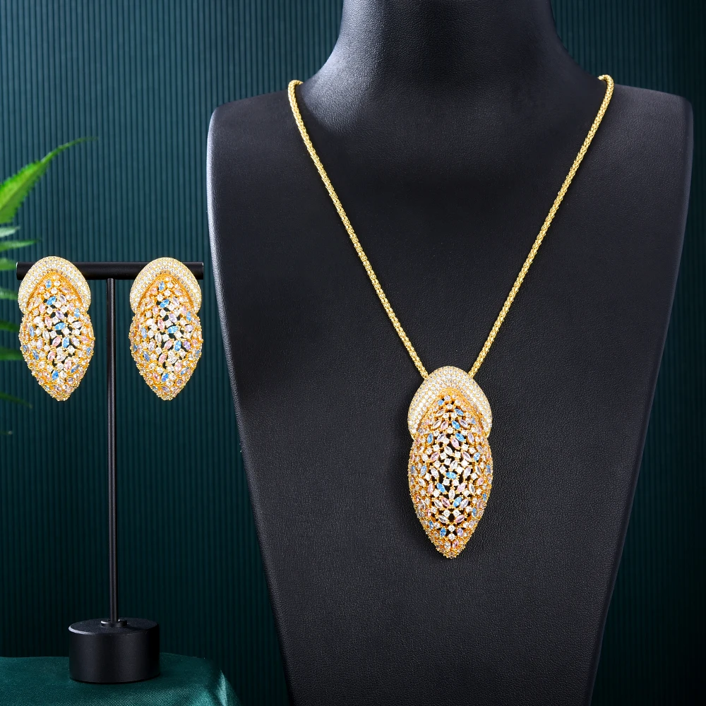 Soramoore Luxury 2PCS Disco Ball Pendant Necklace Earrings Jewelry Set Super Original Accessories for Women Bridal New Design
Soramoore Luxury 2PCS Disco Ball Pendant Necklace Earrings Jewelry Set Super Original Accessories for Women Bridal New Design