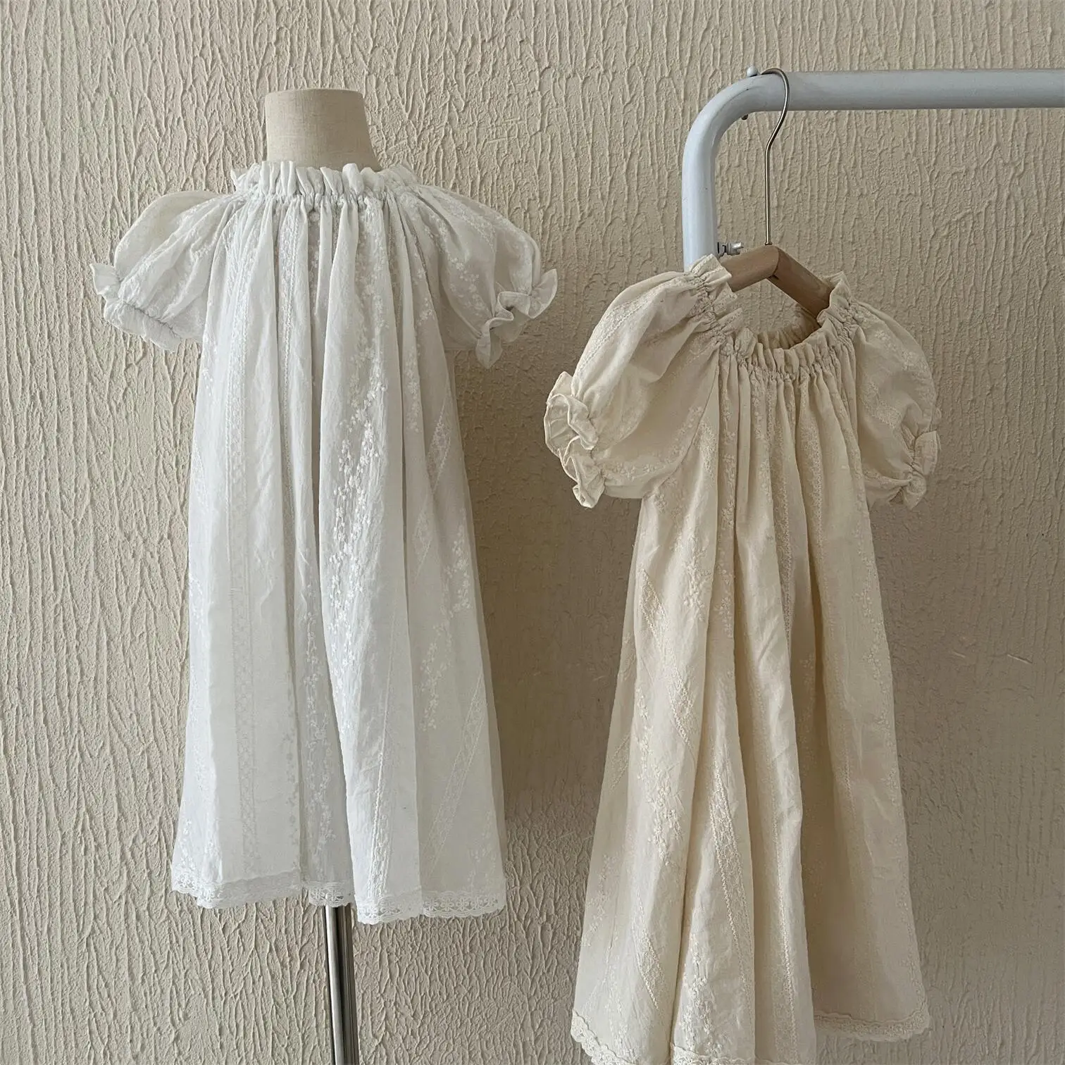 Girls' Dress 2023 Summer New Embroidered Jacquard Cotton Skirt Bubble Sleeve Elastic Round Neck Long Dress Lace Edge
Girls' Dress 2023 Summer New Embroidered Jacquard Cotton Skirt Bubble Sleeve Elastic Round Neck Long Dress Lace Edge