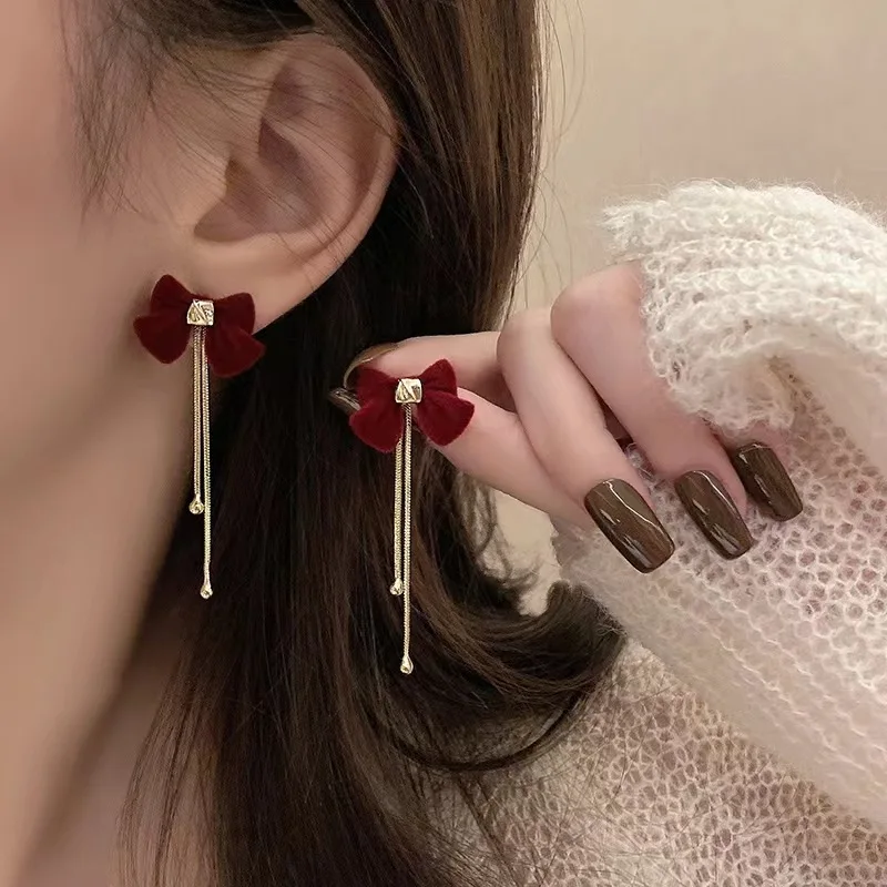 2023 New Red Black Velvet Bow Earrings Women Vintage Copper Alloy Long Tassel Charm Trendy Jewelry Korean Girls Daily Wear Gifts
2023 New Red Black Velvet Bow Earrings Women Vintage Copper Alloy Long Tassel Charm Trendy Jewelry Korean Girls Daily Wear Gifts