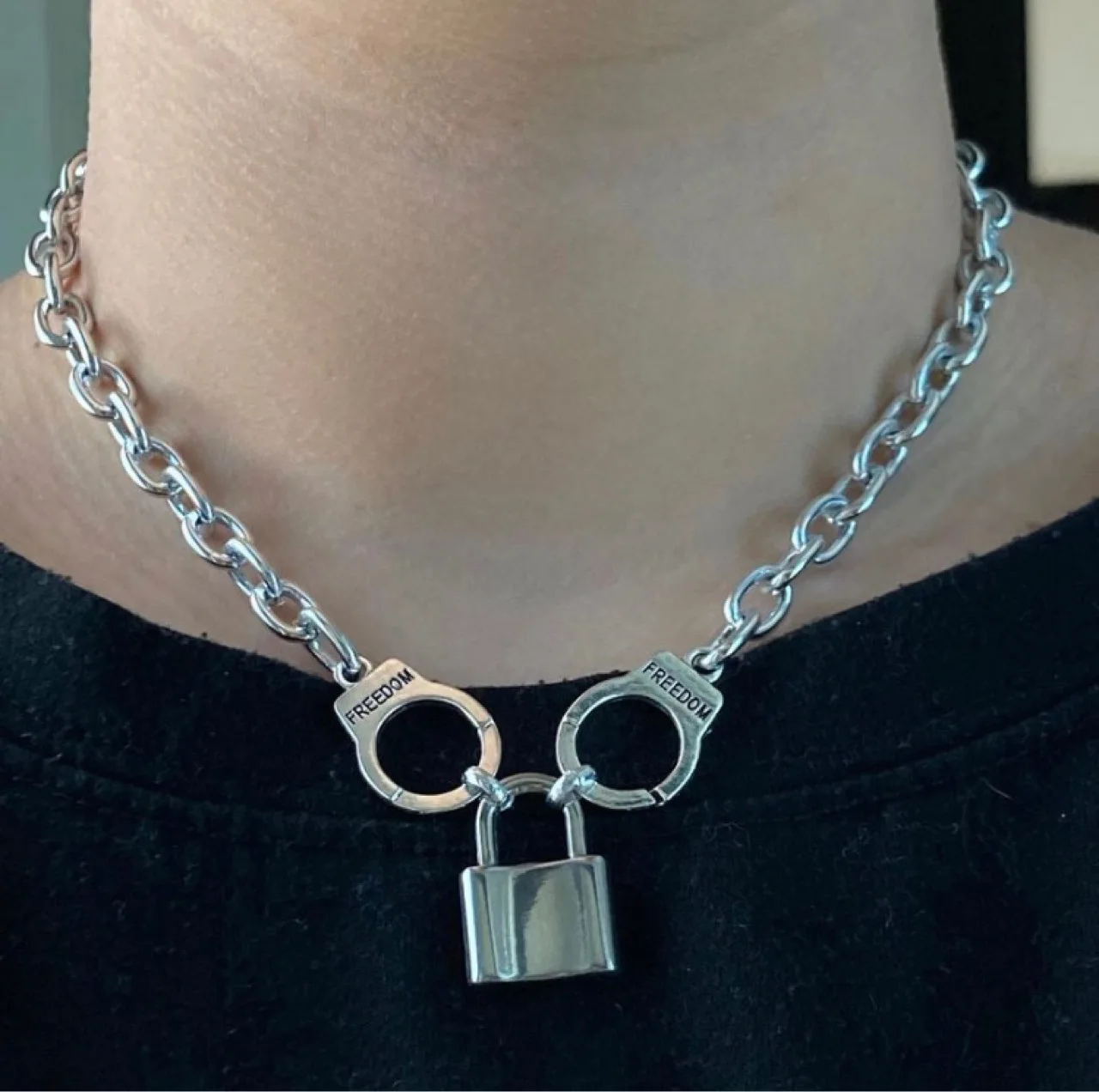 Hip Hop Punk Metal Lock Handcuff Pendant Necklaces for Men Boyfriend Gift European Fashion Rock Chains Choker Party Jewelry Cool
Hip Hop Punk Metal Lock Handcuff Pendant Necklaces for Men Boyfriend Gift European Fashion Rock Chains Choker Party Jewelry Cool