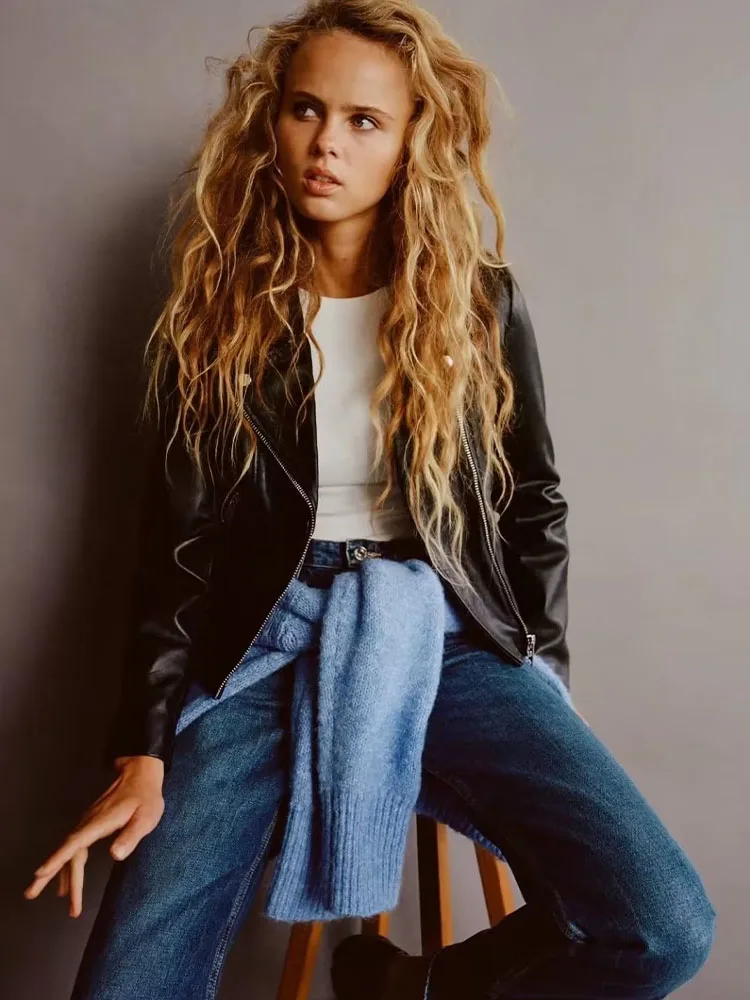 2022 women's autumn and winter faux leather jacket jacket European and American style fashion short temperament jacket 
2022 women's autumn and winter faux leather jacket jacket European and American style fashion short temperament jacket