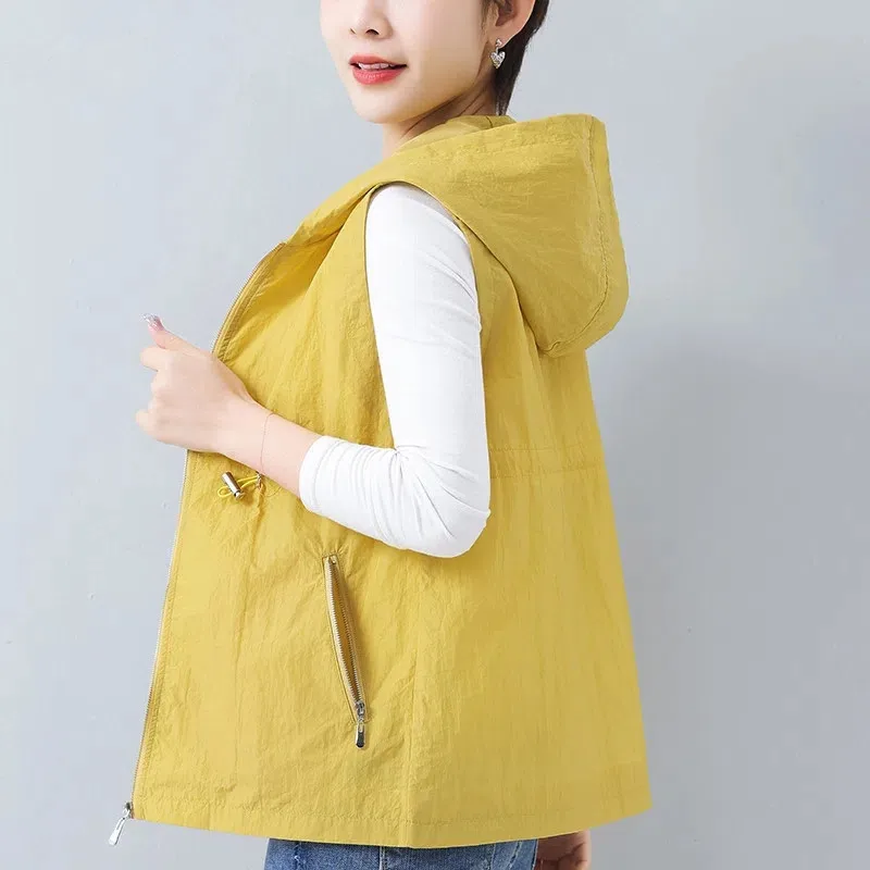 New Spring Summer Hooded Women Short Thin Solid Color Vest Fashion Middle-Aged Mom Sleeveless Coat Female Loose Waistcoat H2932 
New Spring Summer Hooded Women Short Thin Solid Color Vest Fashion Middle-Aged Mom Sleeveless Coat Female Loose Waistcoat H2932