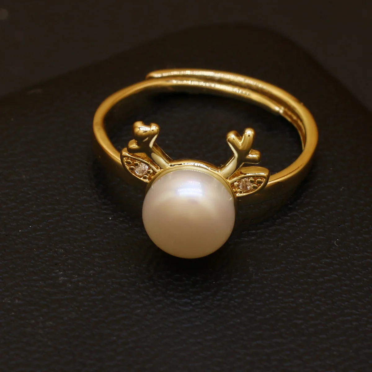 1Pc Natural White Pearl Rings Antler Shape Gold Plated Zinc Alloy Open Finger Ring for Women Elegant Wedding Party Jewelry Gifts
1Pc Natural White Pearl Rings Antler Shape Gold Plated Zinc Alloy Open Finger Ring for Women Elegant Wedding Party Jewelry Gifts