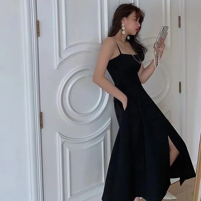 2021 summer new style temperament, slim waist, black suspender dress, women's middle and long beach big swing small black skirt
2021 summer new style temperament, slim waist, black suspender dress, women's middle and long beach big swing small black skirt