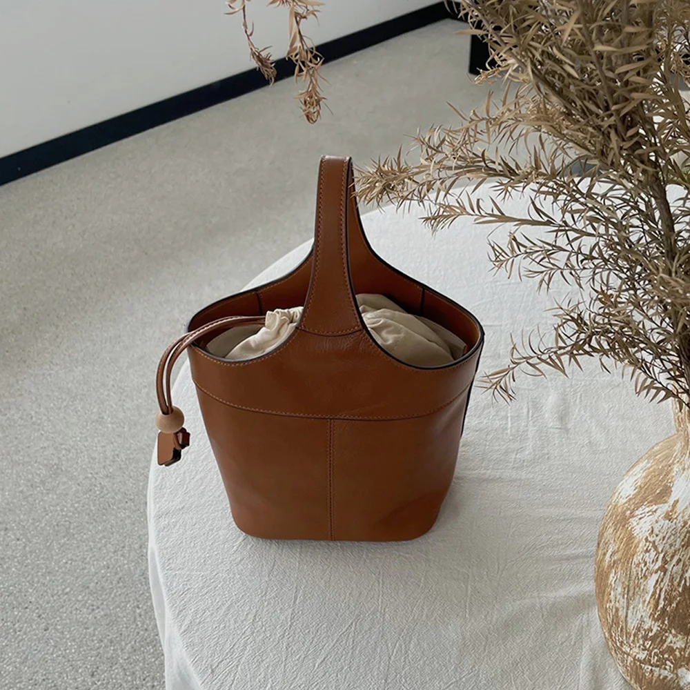 Early autumn new niche design casual head layer cowhide vegetable basket bag bucket bag drawstring handbag crossbody bag
Early autumn new niche design casual head layer cowhide vegetable basket bag bucket bag drawstring handbag crossbody bag