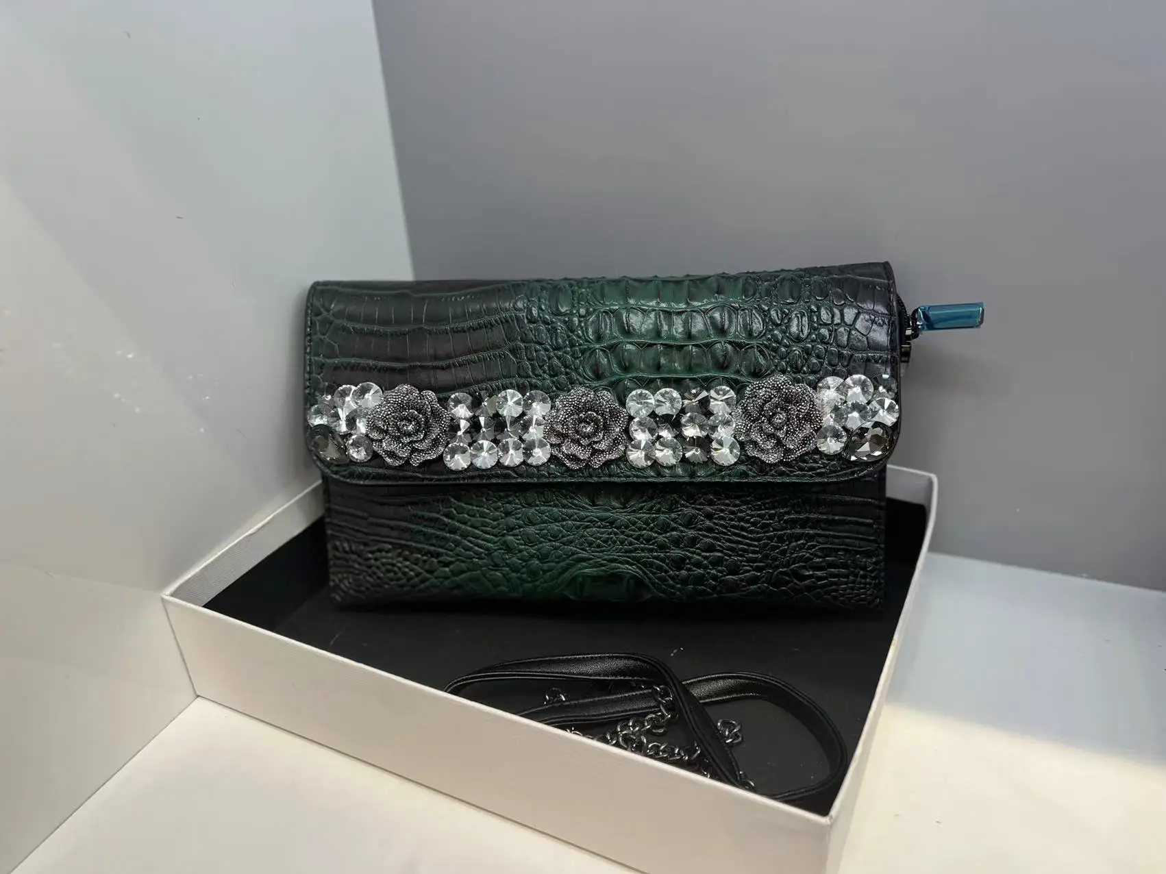 Благородный и просторный Универсальный клатч 2022 Новая модная сумка-мессенджер со стразами благородный и благородный универсальный клатч
Благородный и просторный Универсальный клатч 2022 Новая модная сумка-мессенджер со стразами благородный и благородный универсальный клатч