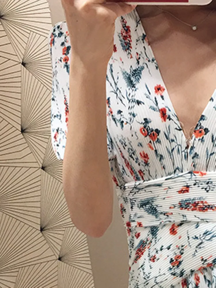 Women High Waist Short Sleeve V-Neck Mini Dress Floral Print Fresh Dresses Female Fashion Short Robe
Women High Waist Short Sleeve V-Neck Mini Dress Floral Print Fresh Dresses Female Fashion Short Robe