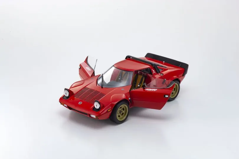 Полностью открытая модель автомобиля Kyosho 1:18 Lancia Stratos HF из сплава, ограниченный выпуск, из смолы, металла, статическая модель автомобиля, игру...
Полностью открытая модель автомобиля Kyosho 1:18 Lancia Stratos HF из сплава, ограниченный выпуск, из смолы, металла, статическая модель автомобиля, игру...