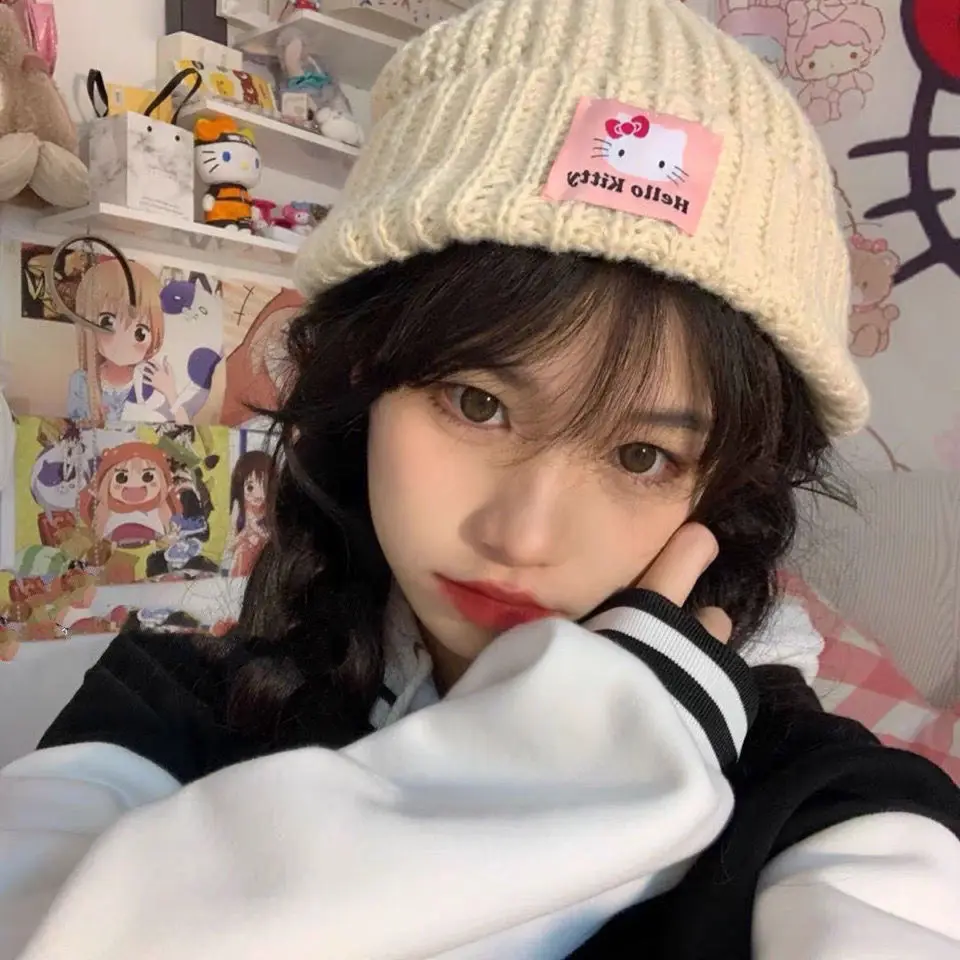 Sanrio Hello Kitty Knitted Hat Kawaii Women Cap Original Self Made Hat Female Knit Letter Bonnet Beanie Caps Outdoor
Sanrio Hello Kitty Knitted Hat Kawaii Women Cap Original Self Made Hat Female Knit Letter Bonnet Beanie Caps Outdoor