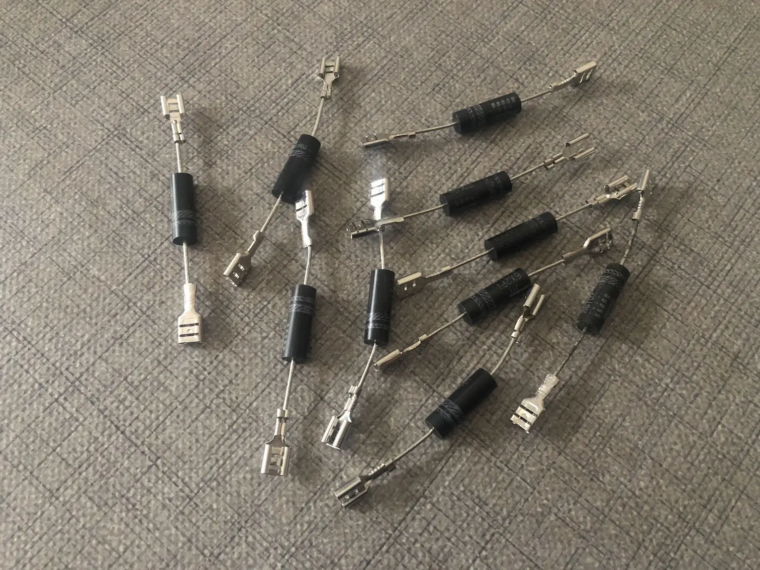 5/10pcs/lot Bidirectional 2X062H High-voltage diode for microwave oven High-voltage (bidirectional) diode
5/10pcs/lot Bidirectional 2X062H High-voltage diode for microwave oven High-voltage (bidirectional) diode