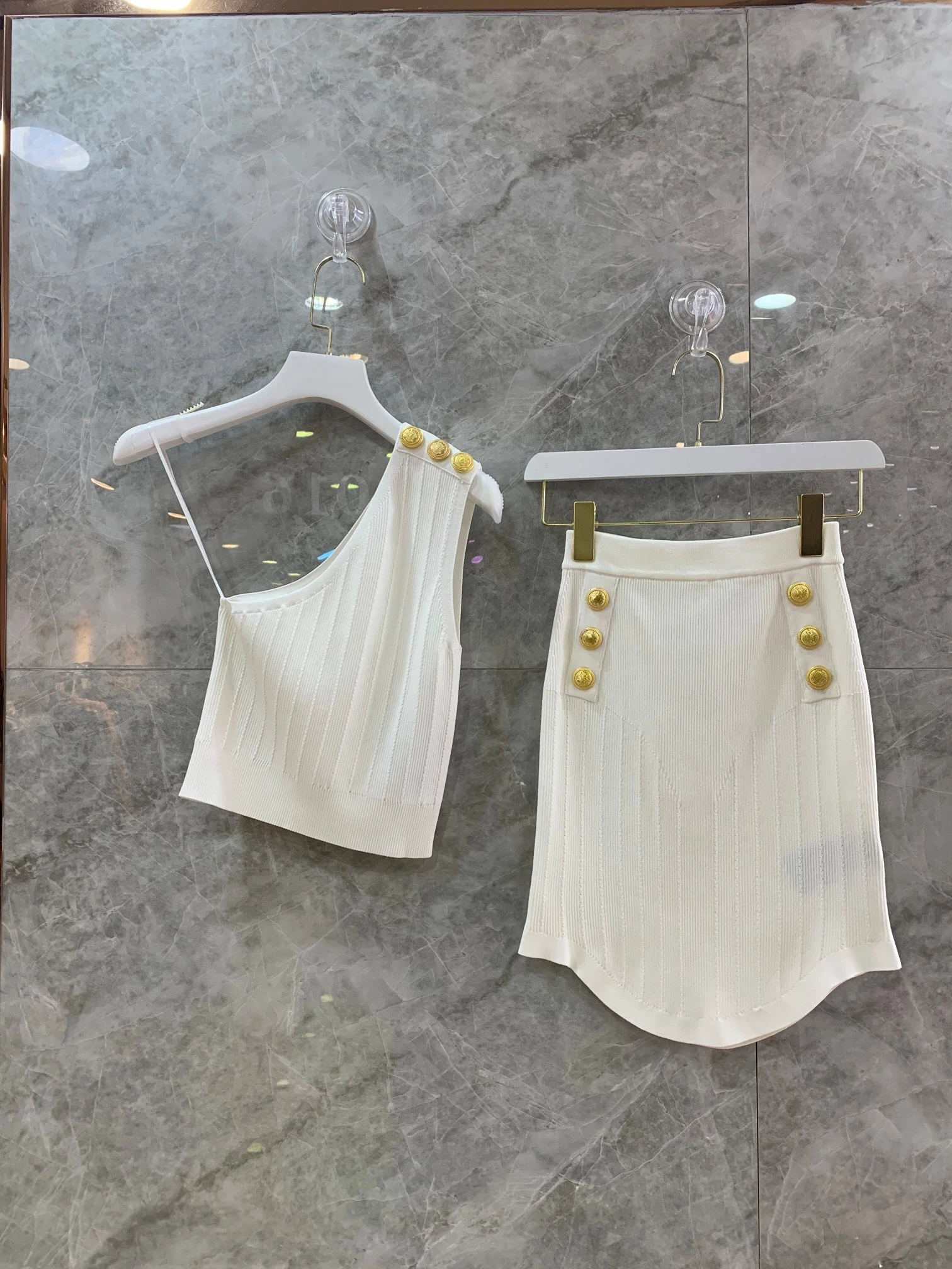 2022 Summer High Quality Streetwear Black White Metallic Buttons Asymetrical One Shoulder Sleeveless Tank Short Top Mini Skirt
2022 Summer High Quality Streetwear Black White Metallic Buttons Asymetrical One Shoulder Sleeveless Tank Short Top Mini Skirt