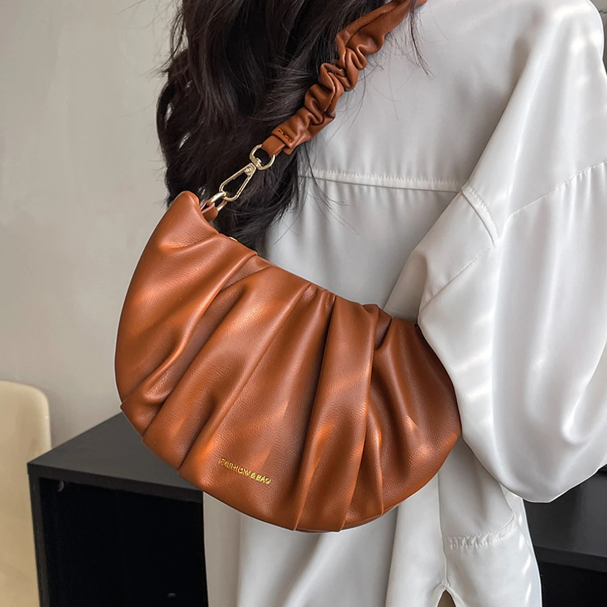 Women's Soft Leather Armpit Shoulder Bag Ladies Fashion Half Moon Pleated Chic Messenger Bags Vintage Zipper Handbags Woman 2023
Women's Soft Leather Armpit Shoulder Bag Ladies Fashion Half Moon Pleated Chic Messenger Bags Vintage Zipper Handbags Woman 2023