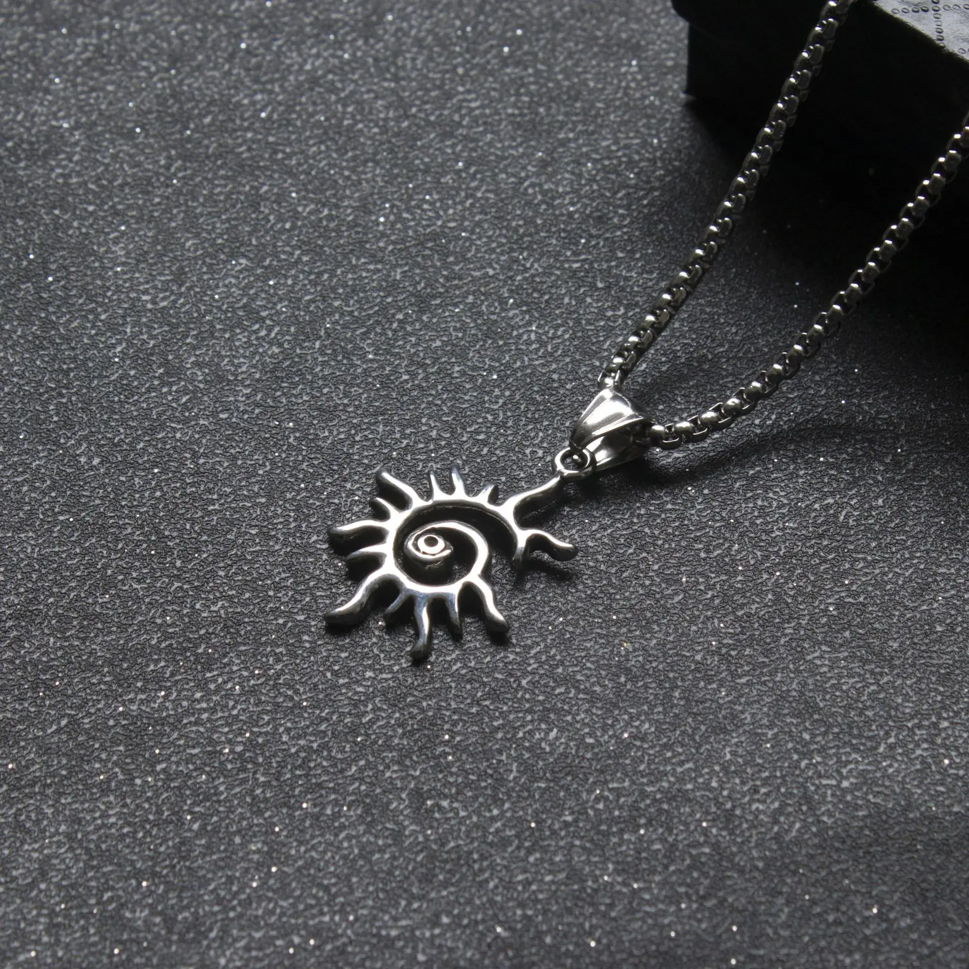 New Fashion Titanium Steel Sun Flame Pendant Personality Punk Hollow Out Stainless Steel Necklace
New Fashion Titanium Steel Sun Flame Pendant Personality Punk Hollow Out Stainless Steel Necklace