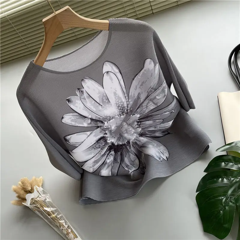 Female t shirt 2022 summer design fashion temperament bats round neck print t-shirt female summer loose large pleated blouse
Female t shirt 2022 summer design fashion temperament bats round neck print t-shirt female summer loose large pleated blouse