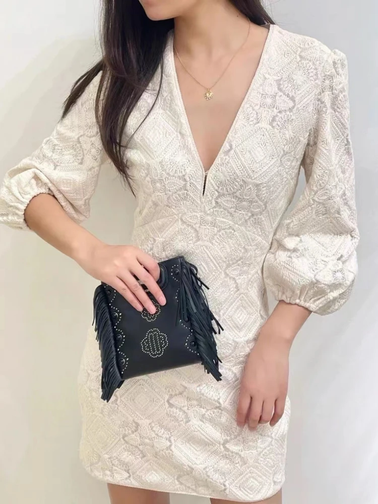 2022 Spring/Summer New V Neck Solid Color Maj Embroidered Sequins Lace Women Long Sleeve Mini Dress 
2022 Spring/Summer New V Neck Solid Color Maj Embroidered Sequins Lace Women Long Sleeve Mini Dress