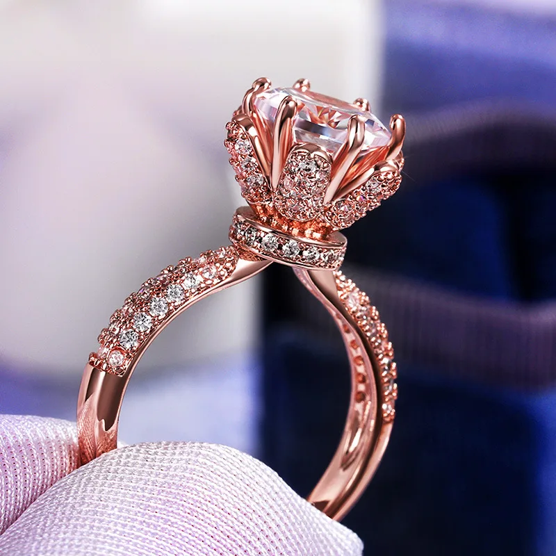 New Luxury Trendy Rose Gold Lotus Flower Rings For Women Shine White CZ Stone Inlay Fashion Jewelry Delicate Wedding Party Gift
New Luxury Trendy Rose Gold Lotus Flower Rings For Women Shine White CZ Stone Inlay Fashion Jewelry Delicate Wedding Party Gift