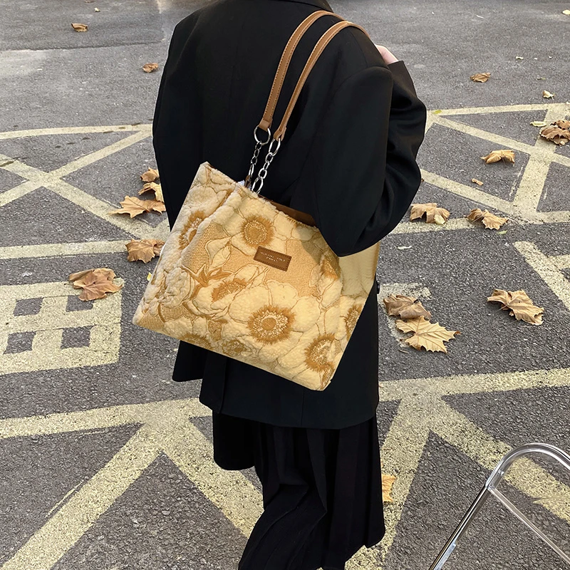 Vintage Luxury Women Engraving Flowers Large Capacity Tote Bags Creative PU Shopper Bag with Zipper Handbag
Vintage Luxury Women Engraving Flowers Large Capacity Tote Bags Creative PU Shopper Bag with Zipper Handbag
