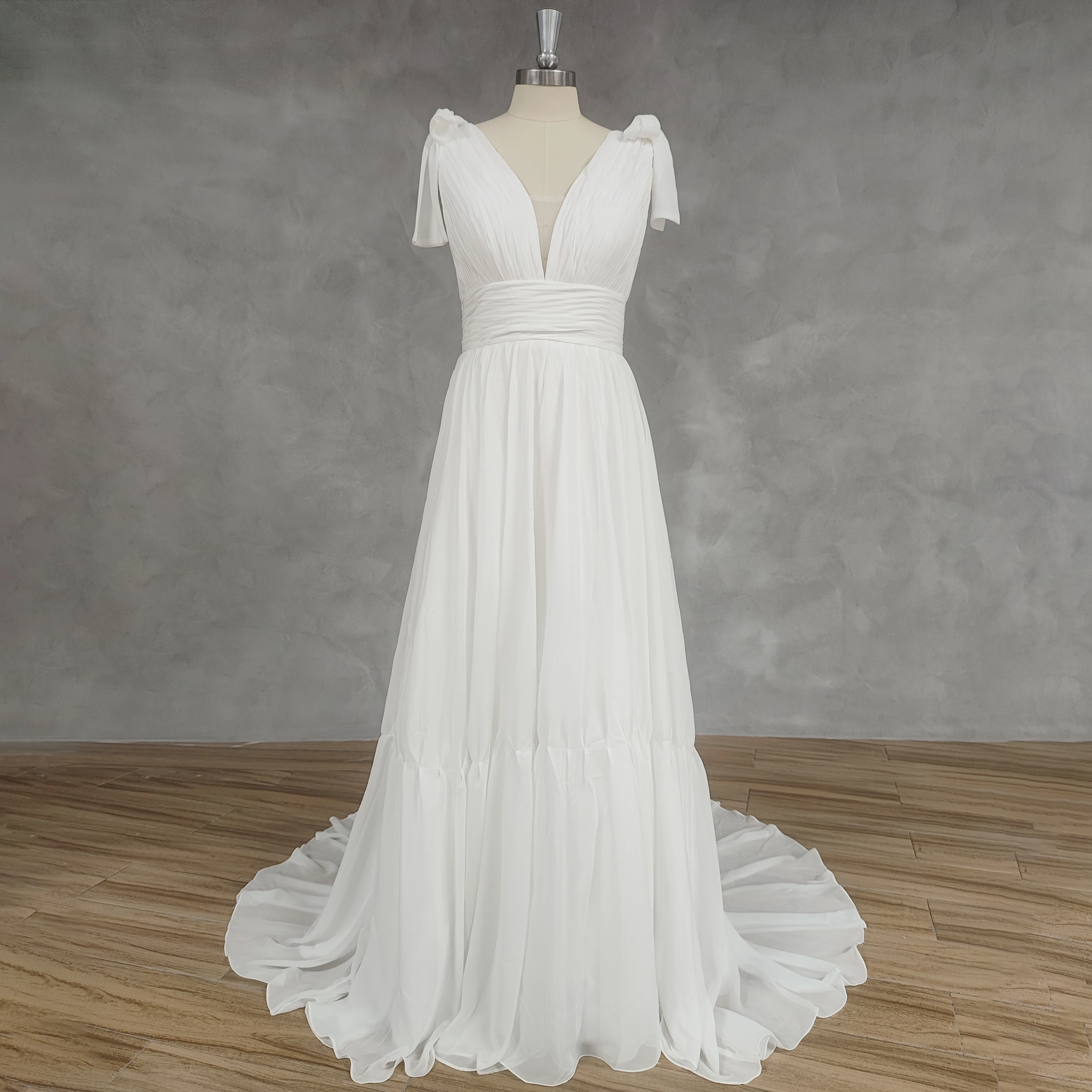 Шифоновое свадебное платье-трапеция с глубоким V-образным вырезом, без рукавов
Шифоновое свадебное платье-трапеция с глубоким V-образным вырезом, без рукавов