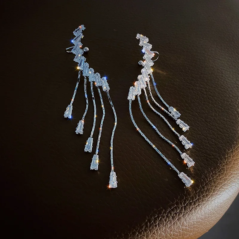Exaggerated Temperament Tassel Inlaid Brick Pendant Earbone Clip Elegant Luxurious Quality Earrings For Women INS Jewelry Gifts
Exaggerated Temperament Tassel Inlaid Brick Pendant Earbone Clip Elegant Luxurious Quality Earrings For Women INS Jewelry Gifts