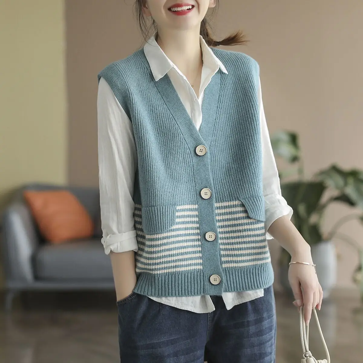 Women Vintage V-Neck Single Breasted Sleeveless Knitted Cardigan Vest Casual Solid Loose Pocket All Match Waistcoat Clothes M102
Women Vintage V-Neck Single Breasted Sleeveless Knitted Cardigan Vest Casual Solid Loose Pocket All Match Waistcoat Clothes M102