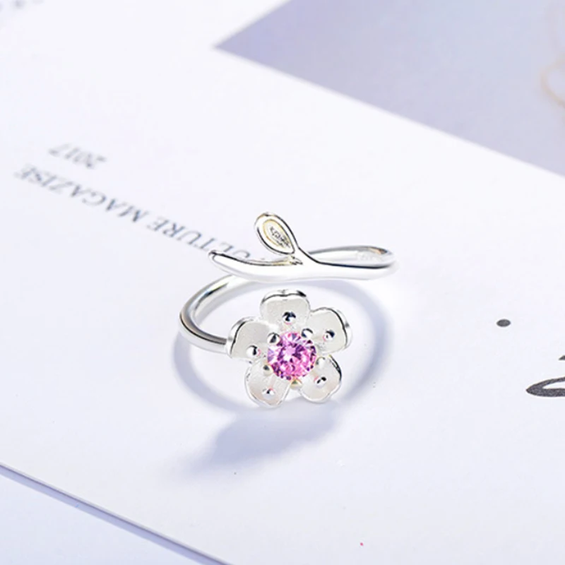 Кольцо женское серебряное с бриллиантами и цветком вишни
Кольцо женское серебряное с бриллиантами и цветком вишни