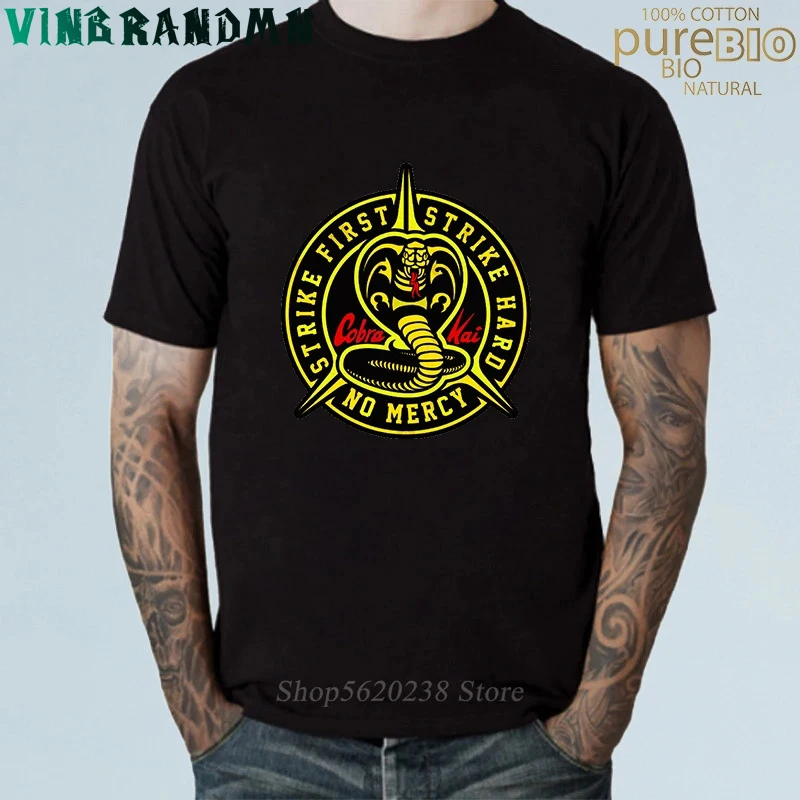 Camisetas Karate Kid Cobra Kai T Shirt Men Funny Fashion T Shirts Short Sleeve Cotton Strike First Strike Hard No Mercy Tee Tops
Camisetas Karate Kid Cobra Kai T Shirt Men Funny Fashion T Shirts Short Sleeve Cotton Strike First Strike Hard No Mercy Tee Tops