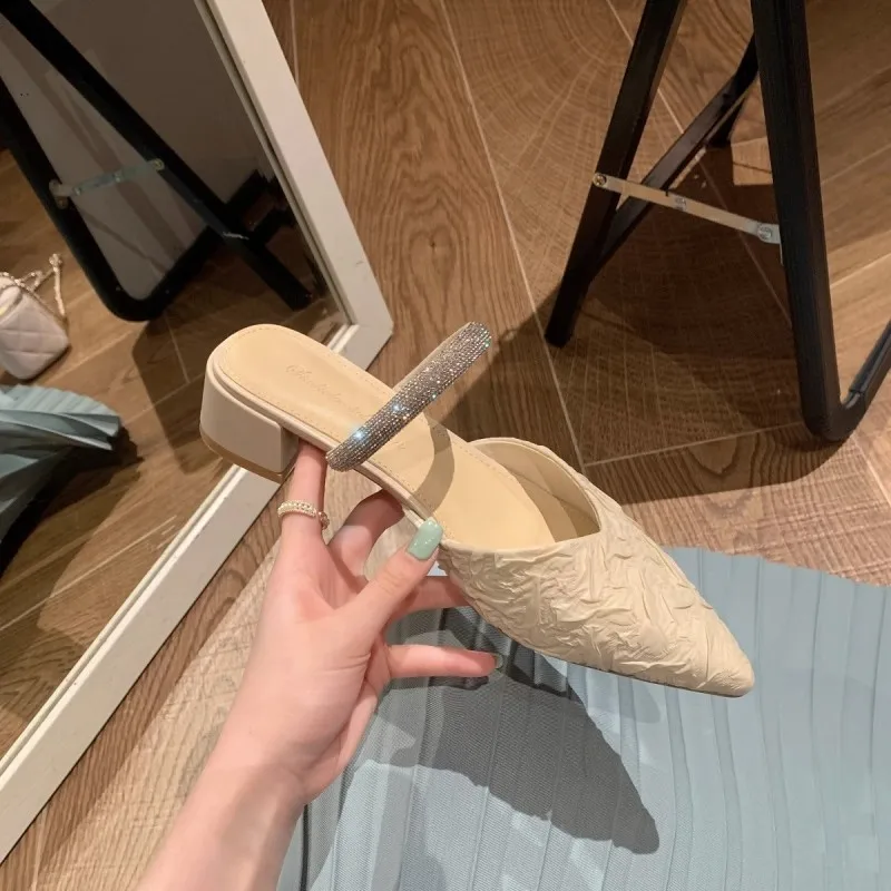 Туфли женские блестящие на среднем квадратном каблуке, с острым носком
Туфли женские блестящие на среднем квадратном каблуке, с острым носком