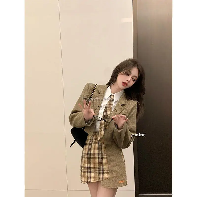 2023 long-sleeved short style coat splicing design plaid pattern skirt jk set women korean style improved fashion uniform s792
2023 long-sleeved short style coat splicing design plaid pattern skirt jk set women korean style improved fashion uniform s792