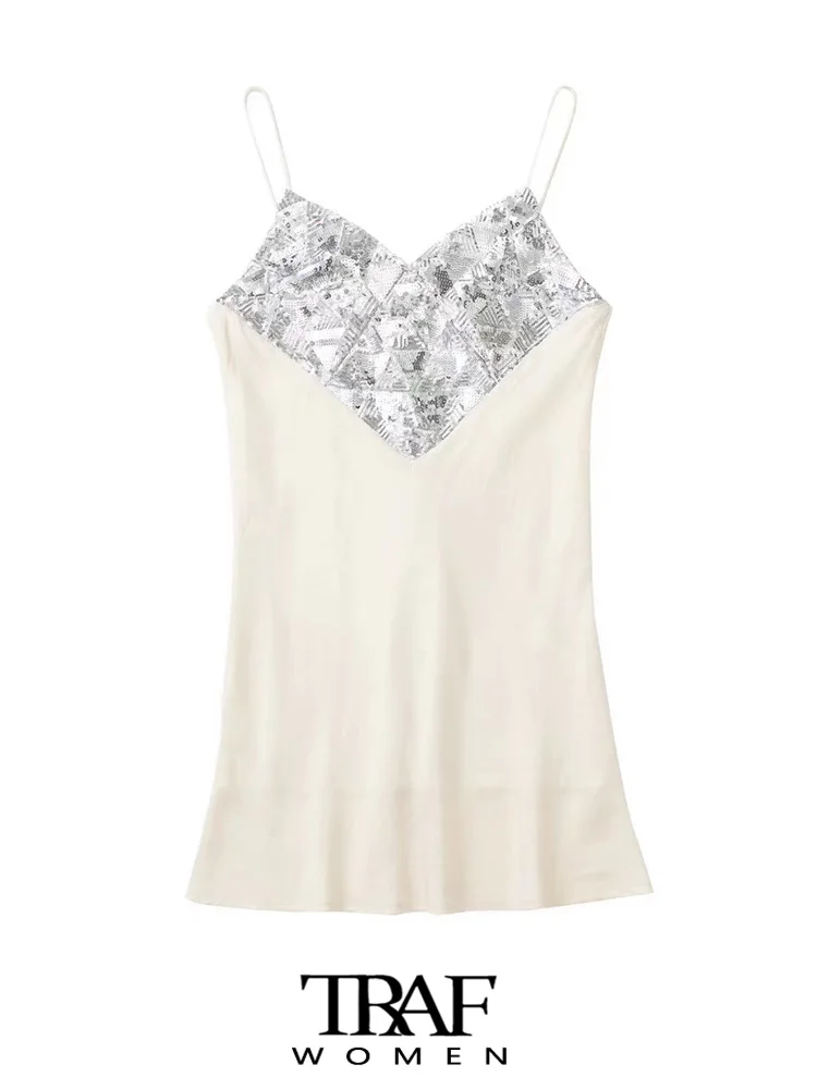 Платье-мини атласное контрастное с блестками и открытой спиной
Платье-мини атласное контрастное с блестками и открытой спиной